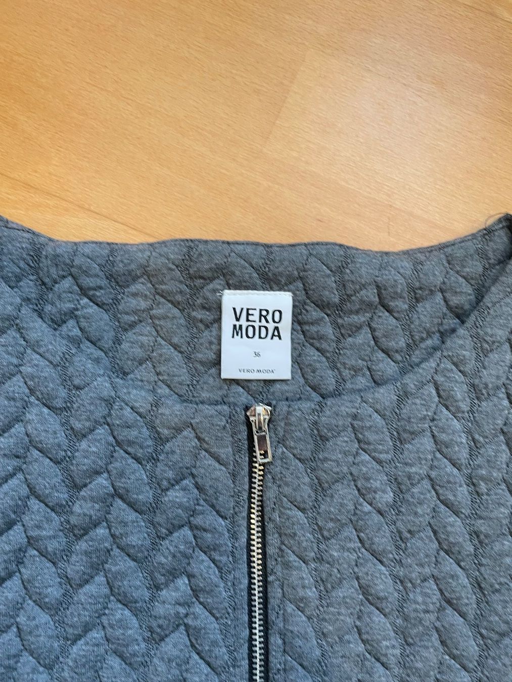 Vero Moda Jacken: Graues Vero Moda Steppjäckchen, Grösse 36 – Gebraucht aus Hubersdorf von JanasHeartTreasures 1