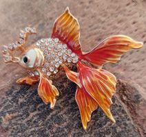 Zauberhafte Goldfisch Brosche mit Schleier mit Strassschwanz