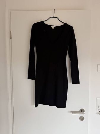 Kleid H&M Schwarz tailliert 38 