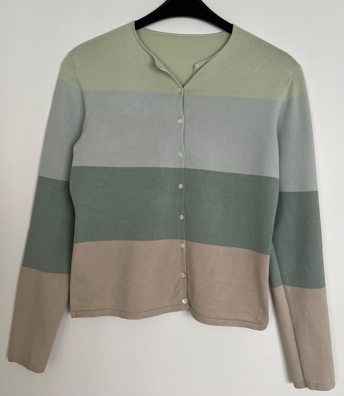 Maglioni & Felpe: Schöne Seiden Strickjacke mit Farbblockmuster, Grösse S – Usato da Uster venduto da Family_Boutique