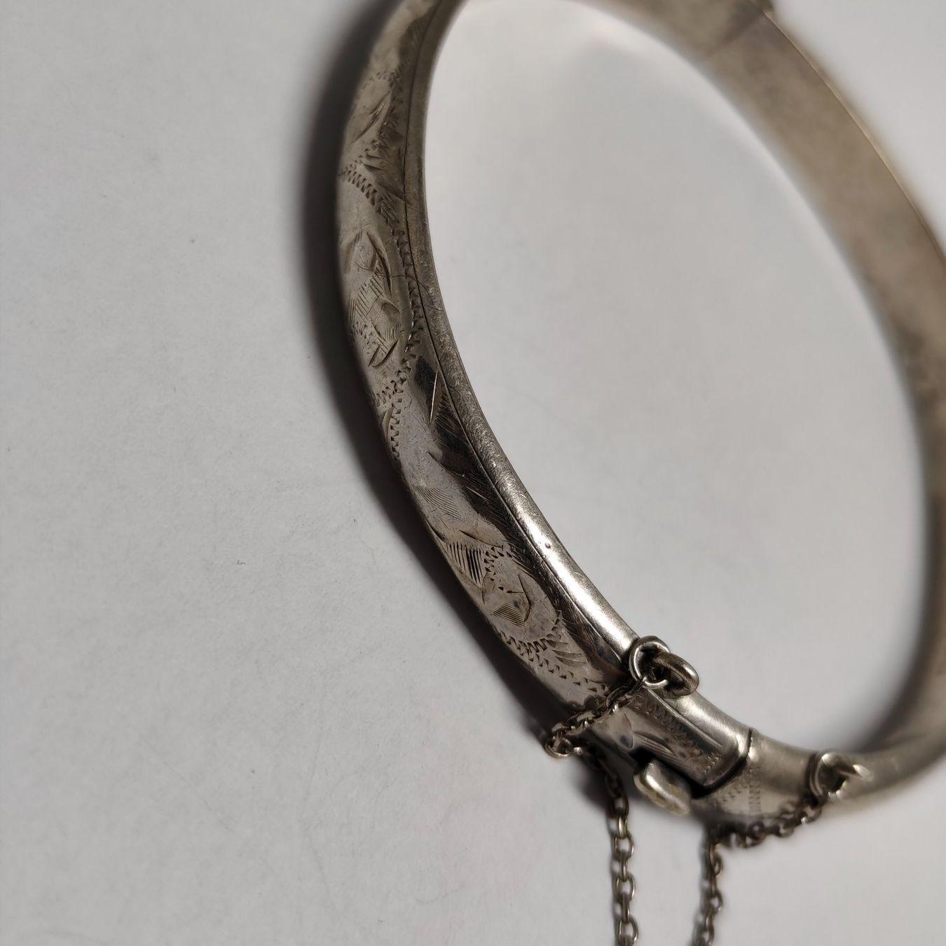 Bracciali & Braccialetti: Bracelet jonc ouvrant gravé en argent massif #B3 – Usato da Châtelaine venduto da Tropic.Watch2 3