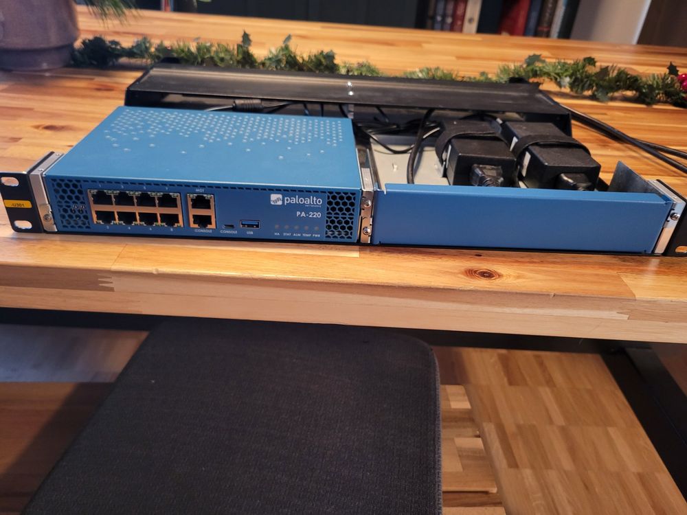 Palo Alto Firewall PA220 inkl. RackMount Kaufen auf Ricardo