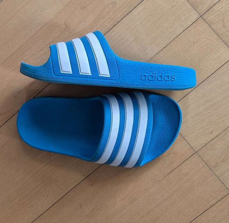 Schuhe für Jungen: Adidas Adiletten Gr. 28 – Gebraucht aus Frauenfeld von filipak