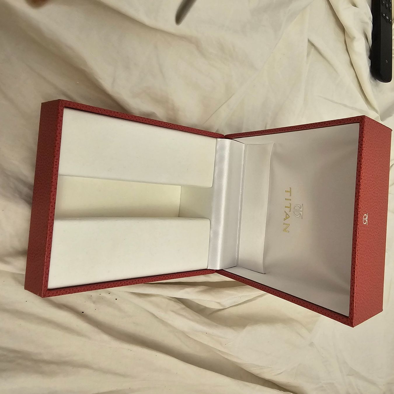 Orologi: Schmuckbox Titan rot mit Logo  antik – Nuovo (secondo la descrizione) da wolfhalden venduto da 46464646 4