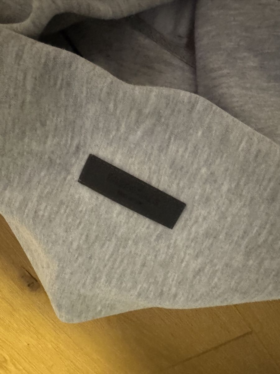 Maglioni & Felpe: Essential Hoodie – Usato da Uetikon am See venduto da Dariusstasys 2