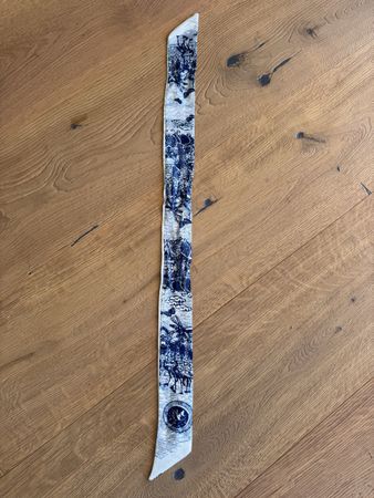 Satin-Schal Schmal in Weiss-Blau bedruckt