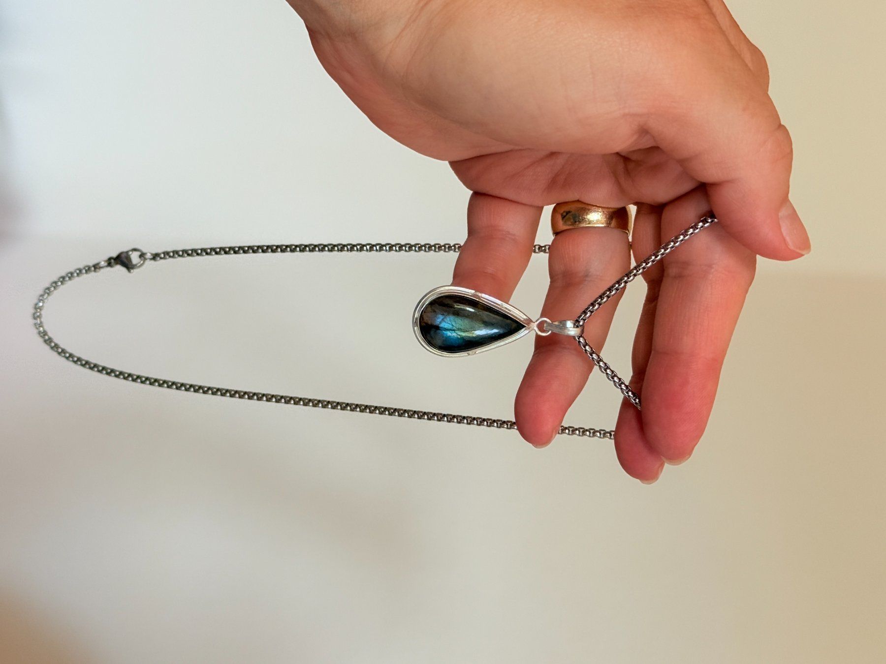 Catenine: Pendentif Labradorite forme goutte neuf – Nuovo e nell'imballaggio originale da Genève venduto da AGBERG 3