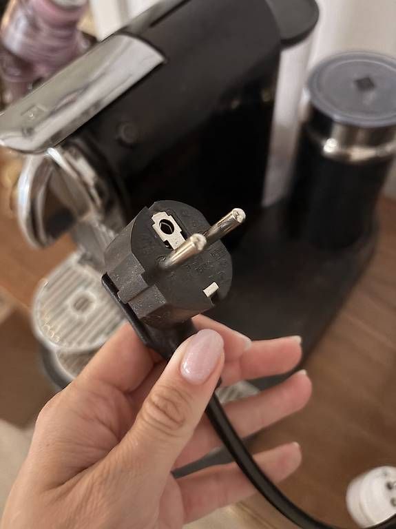 Nespresso Macchine per caffè & Macchine per espresso: Nespresso Kaffeemaschine mit Milchaufschäumer – Usato da Bern venduto da mic_7clt 1