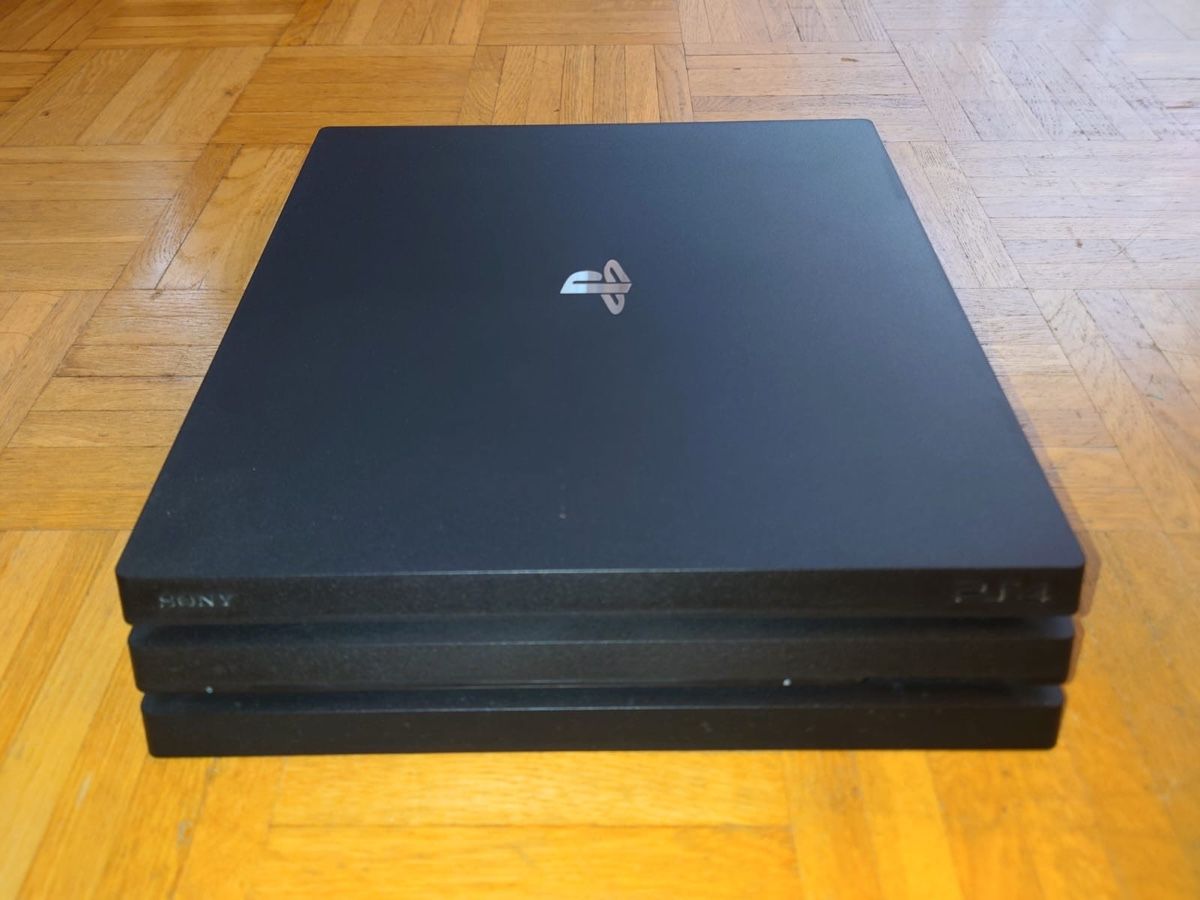 Sony Console: PlayStation 4 PRO, complète, état : comme neuve. – Nuovo (secondo la descrizione) da Biel/Bienne venduto da Djemel-Boughrassa 5