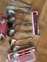 Assortiment de 12 cuillères souvenir décoratives en métal ar