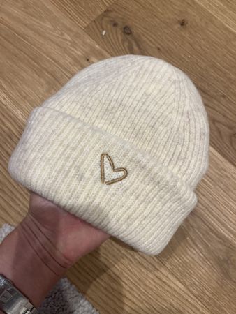Stylische Wintermütze mit Herz, beige