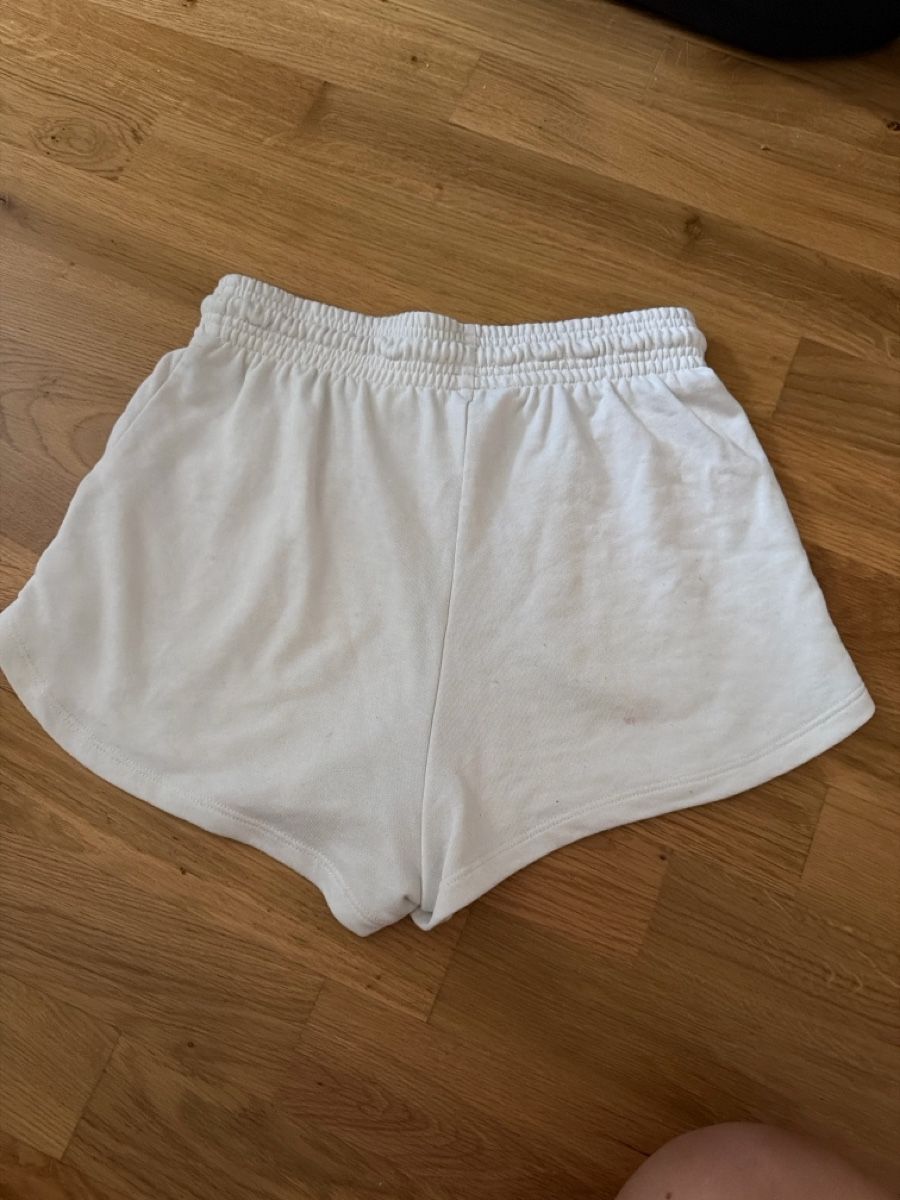 H&M Pantalons: Short blanc H&M – D'occasion à Le Locle par Mayd_h 1