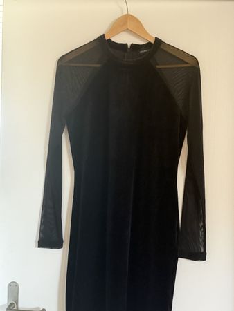 Kleid Even&Odd schwarz Samt und Mesh Ärmel Grösse M