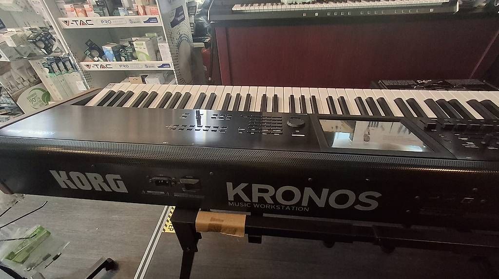 Instruments de musique: Korg Kronos 2 88-key  – D'occasion à Locarno par ute_5qq8 4