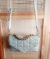 Sac à bandoulière matelassé beige, tendance Zara
