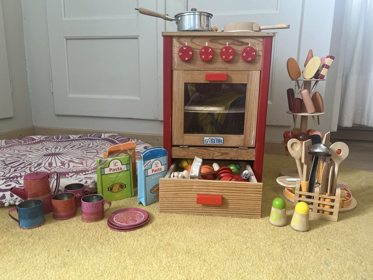 Spielzeuge: Gut erhaltene Kinderküche aus Holz – Gebraucht aus Oberhofen Thun'see von Ji0