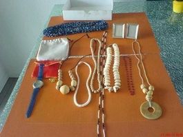 Schachtel voll Modeschmuck