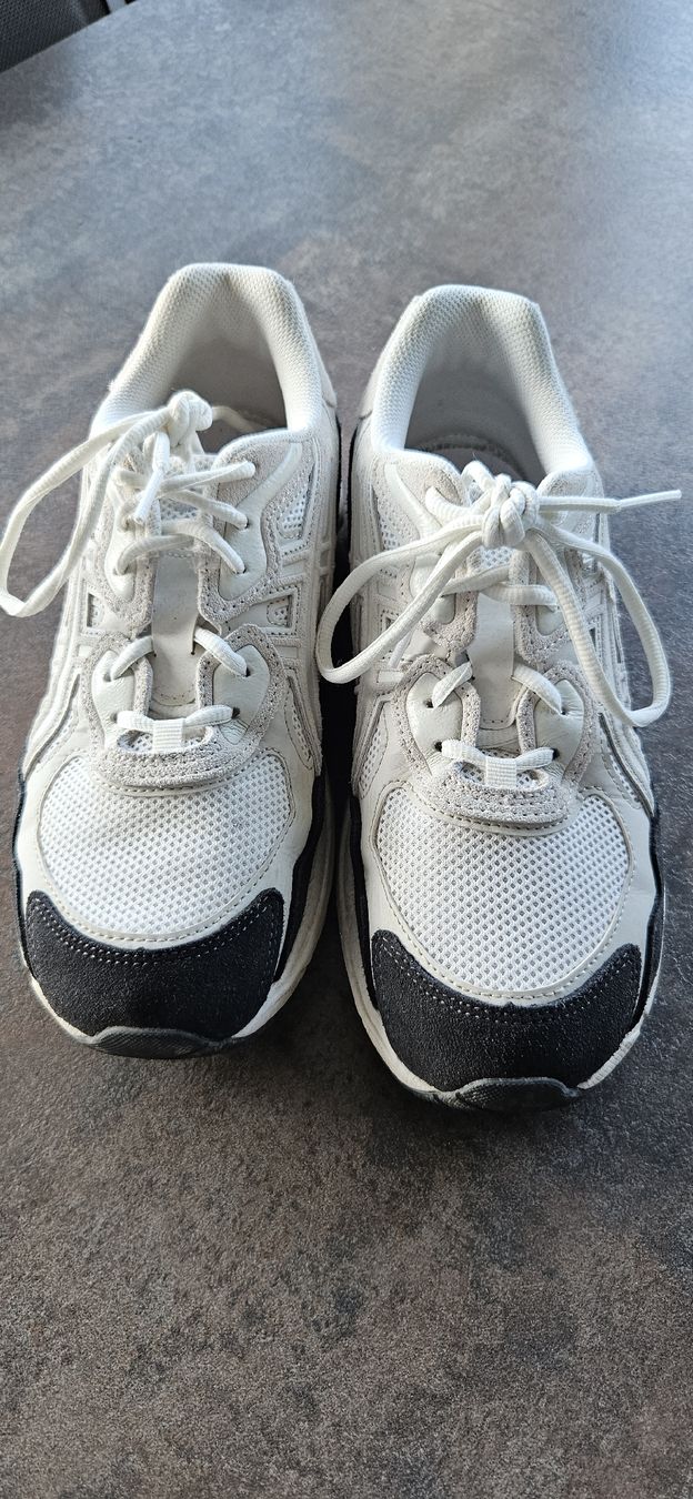 Asics Chaussures femmes: Baskets Asics blanc et gris pointure 40 – D'occasion à Wettingen par Italia63
