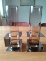 Zwei FRANKE Vasen 60er, gefärbtes Glas, Gestell aus Stahl