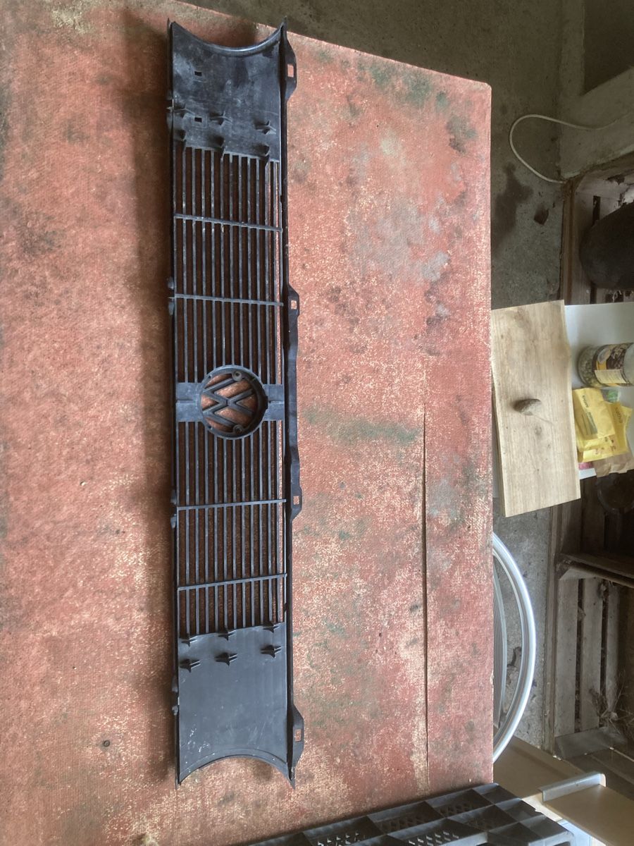 VW Tutti pezzi di ricambio auto: Kühlergrill VW Golf 1 – Usato da Dulliken venduto da Manueliot 1