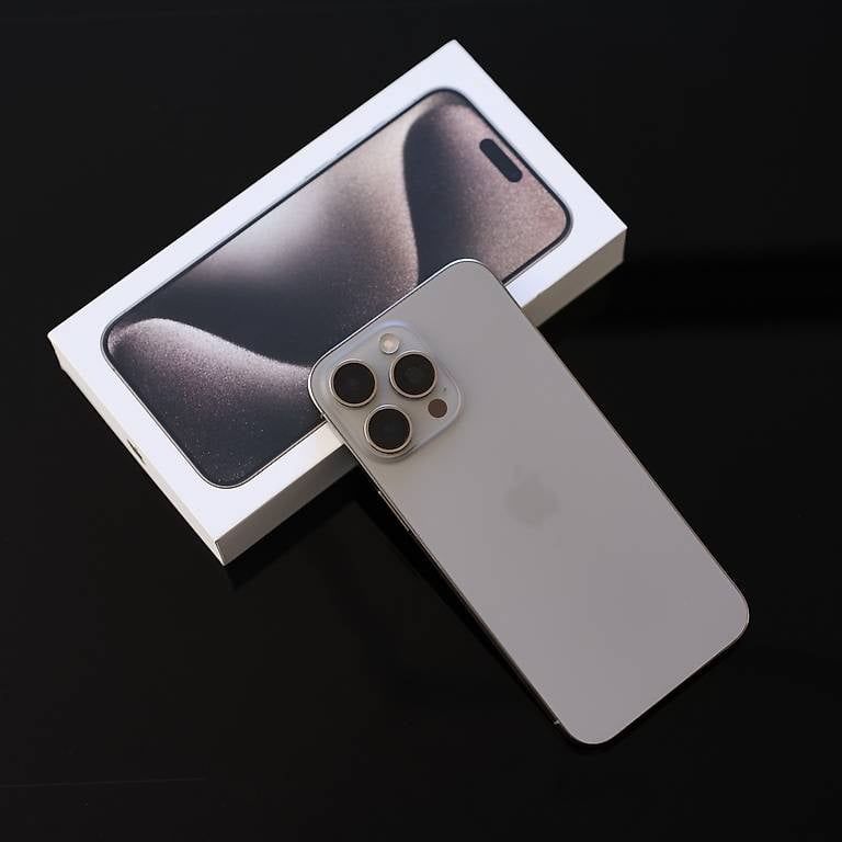 Telefoni cellulari / Smartphones: iPhone 15 Pro Max 512GB Silber Akku 100% – Usato da Zürich venduto da jdi_d5bv 1