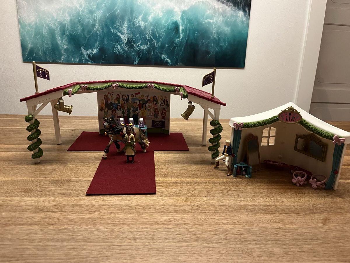 Schleich Giocattoli: Schleich Pferdeshow mit Zubehör – Usato da Weesen venduto da D0101D 3