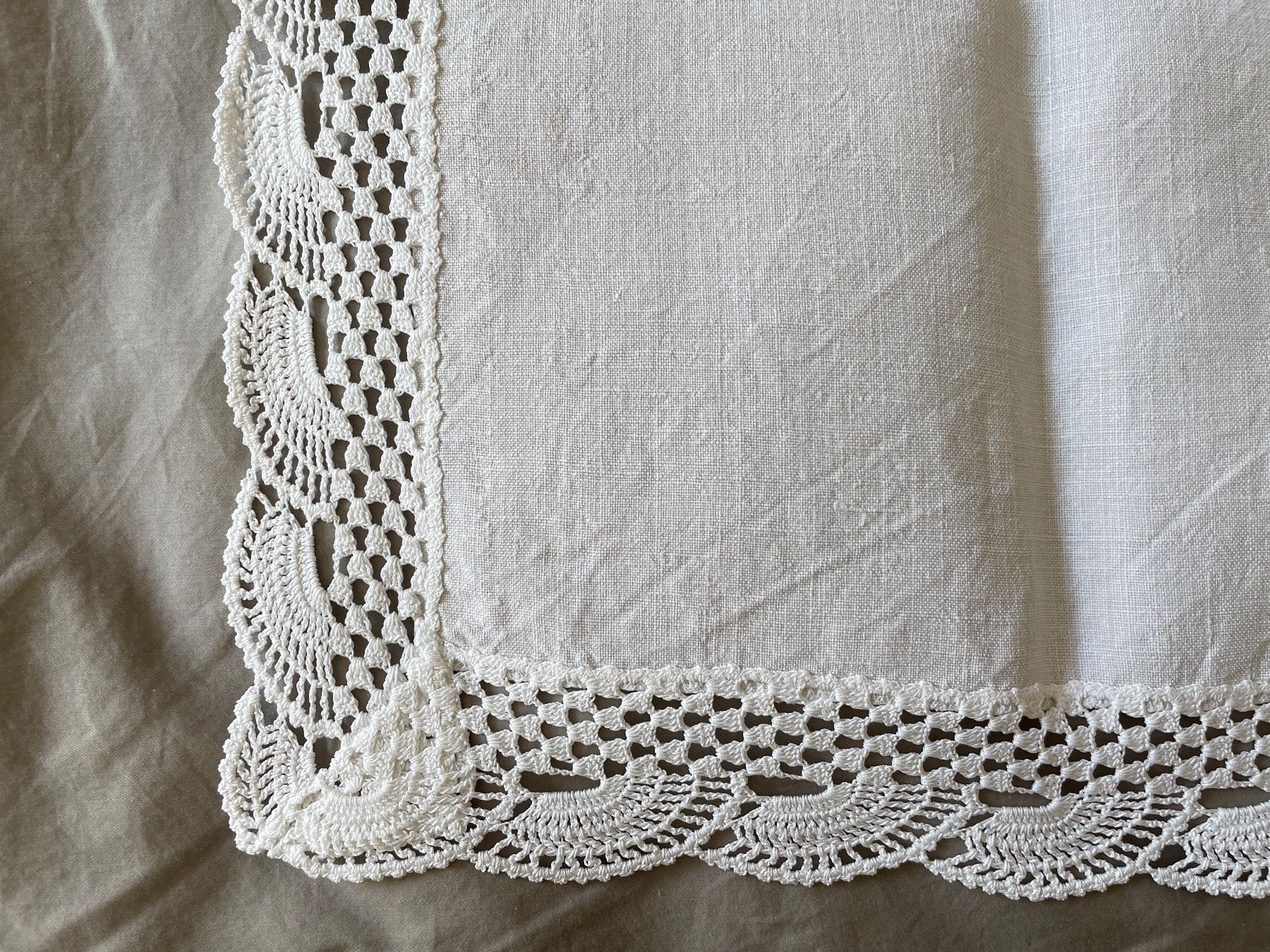 Altra biancheria da tavola: Tischläufer / Tischdecke mit Spitze weiss – Usato da Birsfelden venduto da Nic21