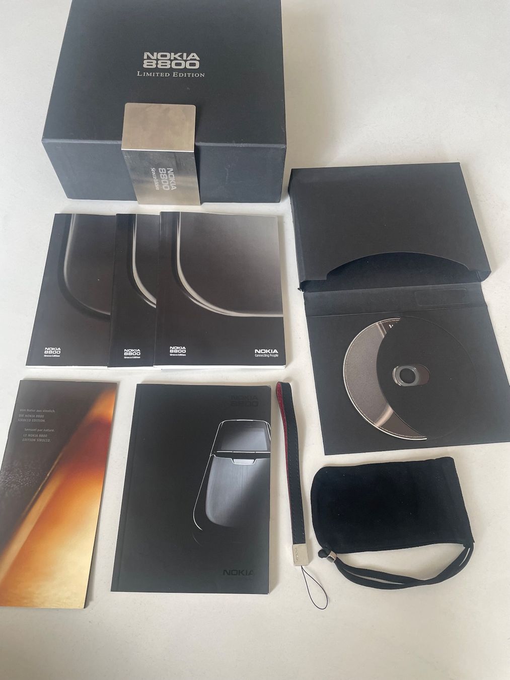 Nokia Telefoni cellulari / Smartphones: Nokia 8800 Sirocco edition - solo accessori – Usato da Minusio venduto da Pink222