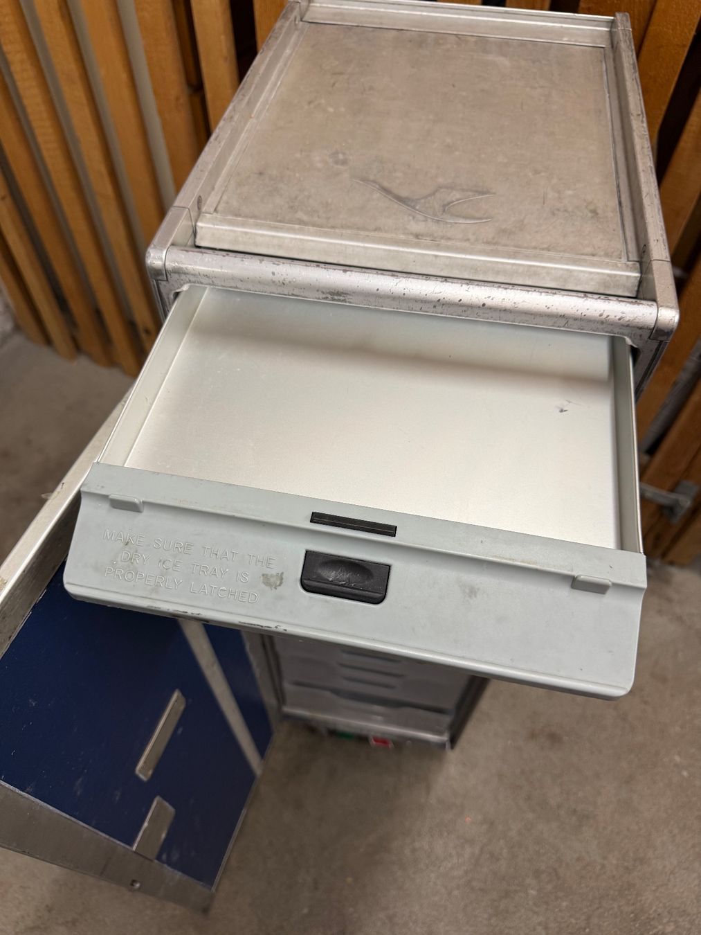 Swissair Sonstiges zu Aviatik: Airline Trolley mit Swiss Plakette – Gebraucht aus Ostermundigen von airline-trolley 4