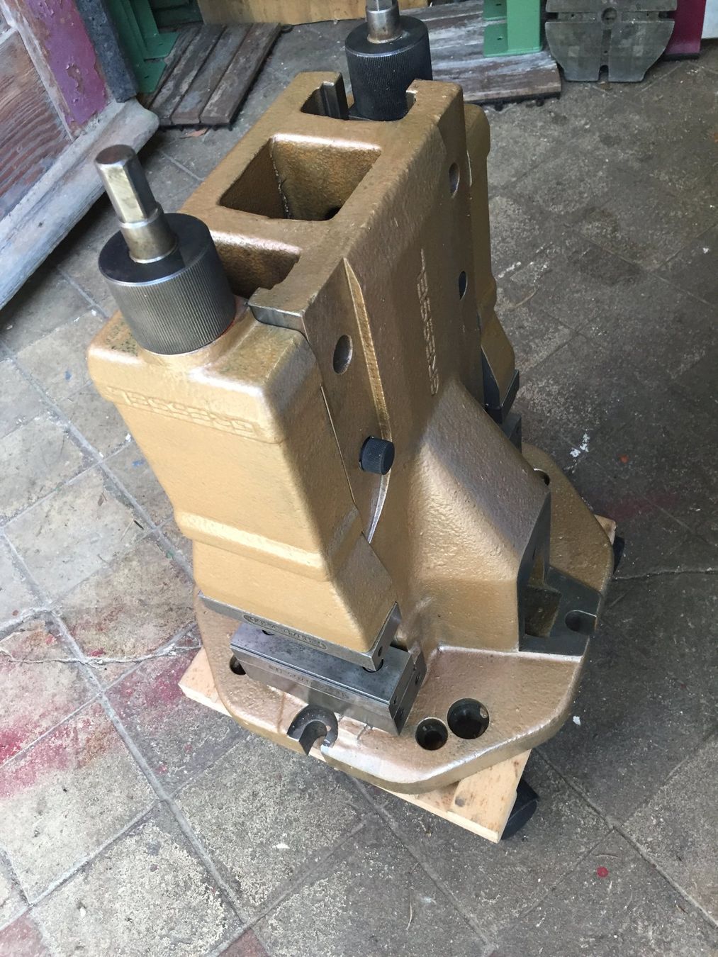 Gressel Tutti gli attrezzi: Gressel Turm mit 2x Schraubstock 125mm – Usato da Frenkendorf venduto da BasLie