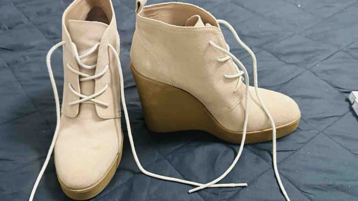 Scarpe da donna: Bottines à lacets et semelle compensée, couleur beige – Nuovo (secondo la descrizione) da Avry-sur-Matran venduto da Anarda