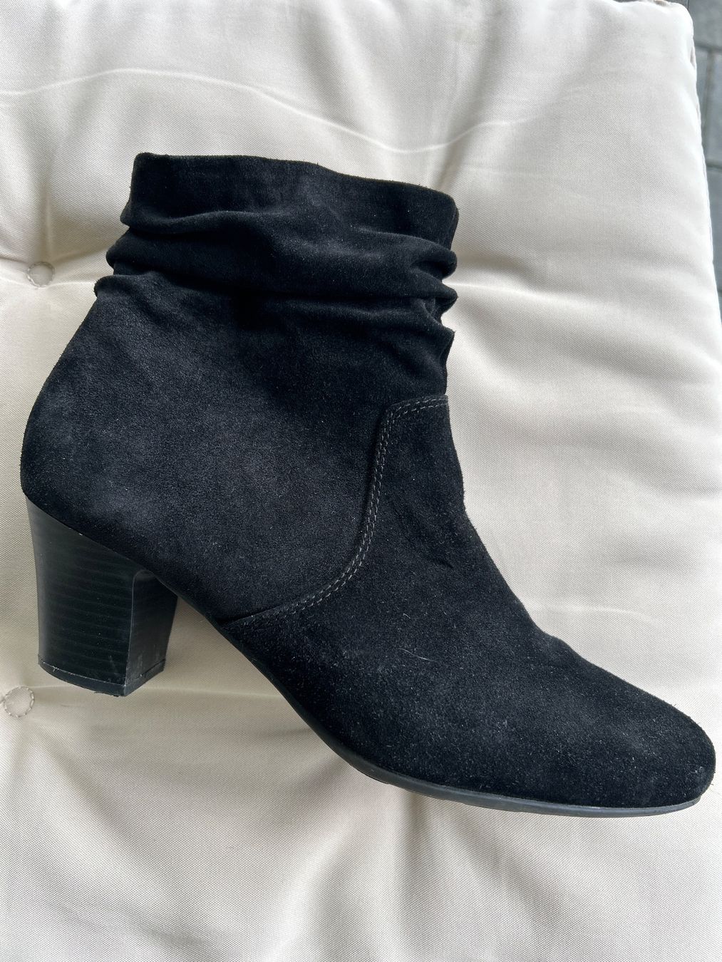 Scarpe da donna: Schwarze Stiefeletten Wildleder, Gr. 41, Herbst/Win... – Nuovo (secondo la descrizione) da Lupfig venduto da Hasihopp