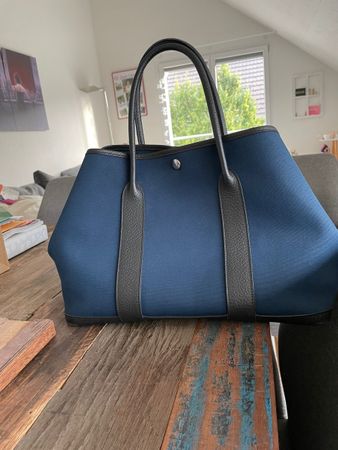 Hermès Garden Party 36 blau mit schwarzem Leder