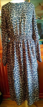 Wadenlanges langärmliges Leo-Kleid