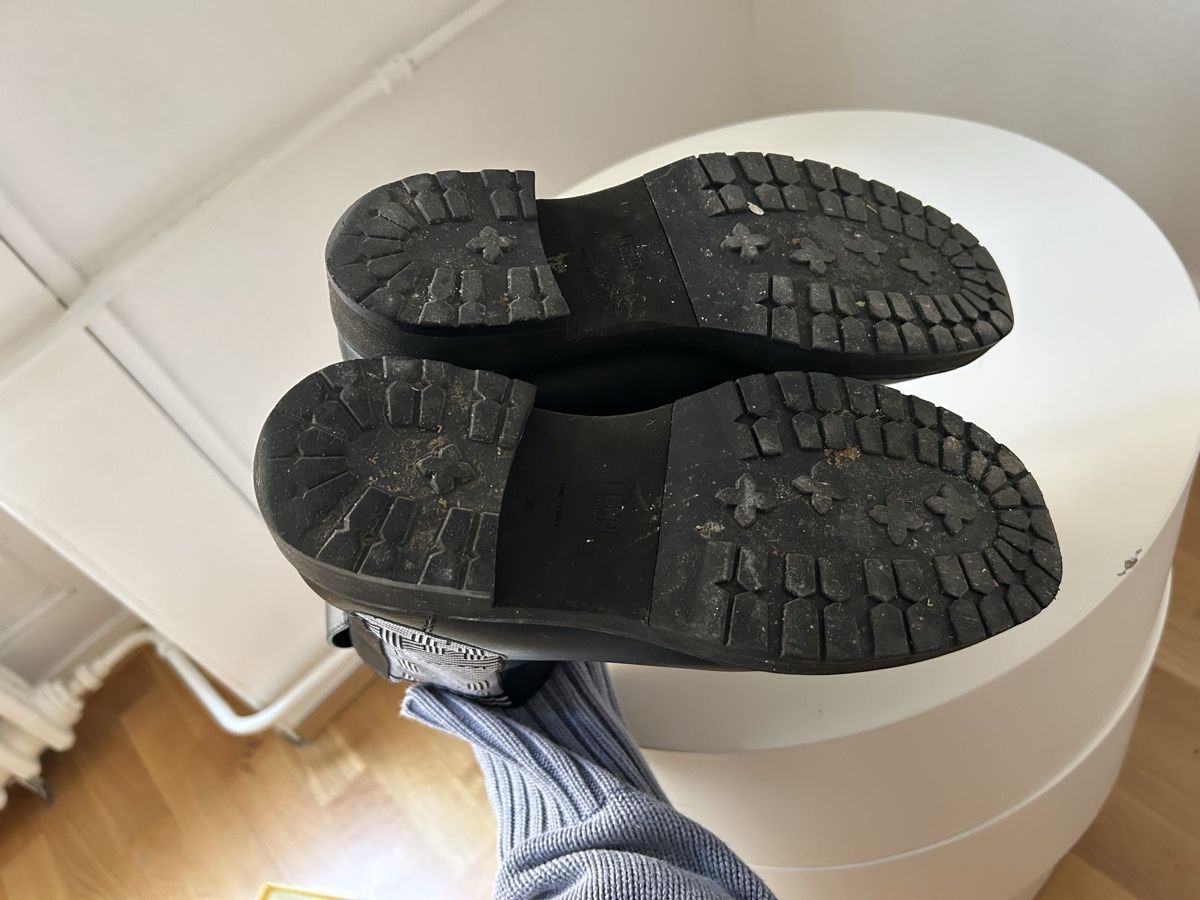 Fendi Scarpe da donna: Fendi Rococo Shearling Boots, Black, EU 36 – Usato da Genève venduto da TreasureChest 4