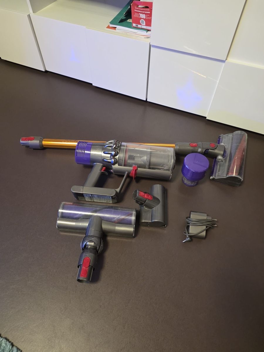 Dyson Staubsauger & Zubehör: Dyson Staubsauger mit Zubehör defekt – Defekt aus Zürich von nat_5vgq 1