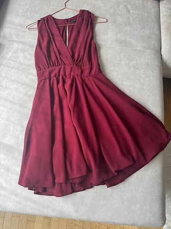 Bordeauxfarbenes Kleid