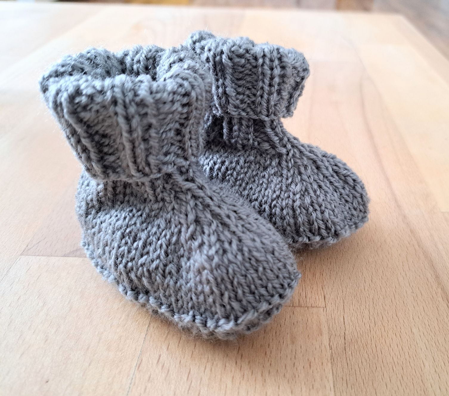 Scarpe per ragazzi: Handgestrickte Babyschuhe,  Grau. – Nuovo (secondo la descrizione) da Waldenburg venduto da Sysilu