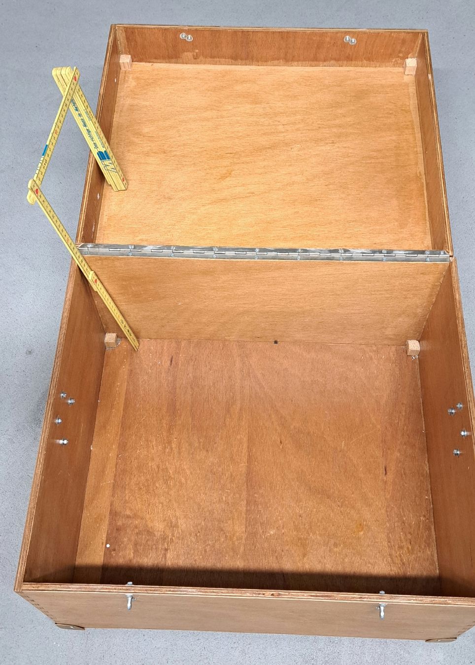 Casse di trasporto: Holzkiste mit Deckel, Griff und und Rollen – Usato da Biel/Bienne venduto da Park17 3