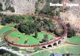 BRUSIO Bernina-Express der Rhätischen Bahn auf Kehrviadukt