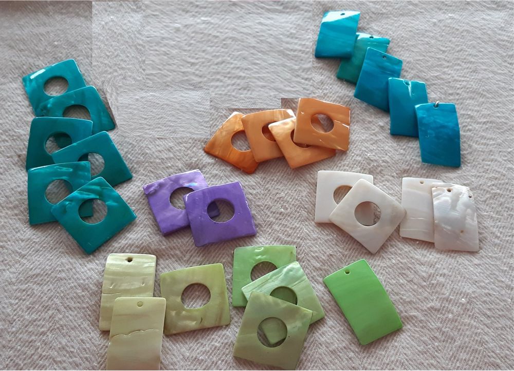 Lot de 25 pendentifs colorés en soie de 10 cm - Pompons longs - Pour le bricolage - Marque-page - Pendentif à pompon fait à la main - Pour bricolage (vert foncé