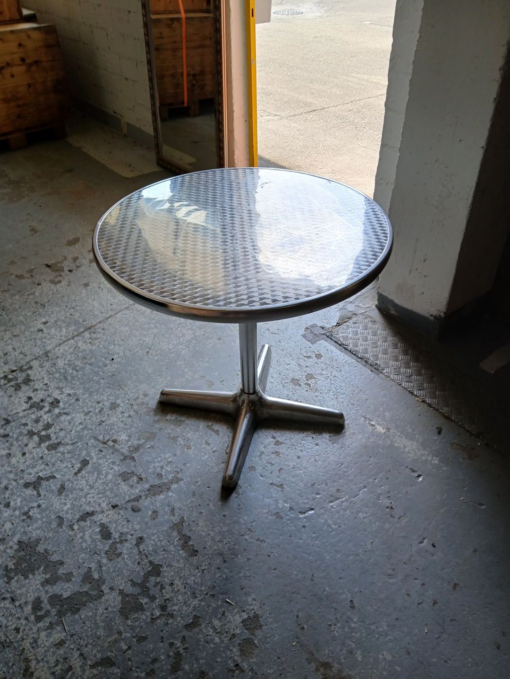 Tavoli: BISTROTISCH ALUMINIUM DURCHMESSER 80CM HÖHE 75CM – Usato da Eggenwil venduto da wydl 1