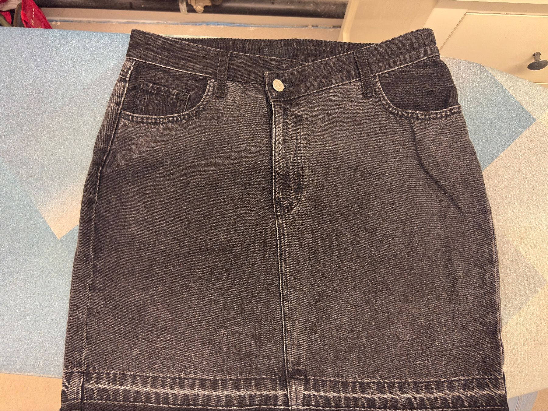 Esprit Gonne: Schwarzer kurzer Jeansrock von Esprit, Gr. 30 – Usato da Egg b. Zürich venduto da adimoxon