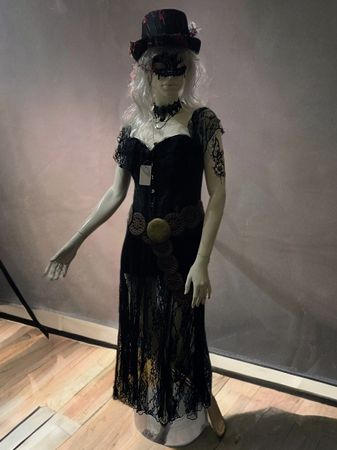 Schwarzer Gothic Rock aus Spitze mit eingenähter Hose i