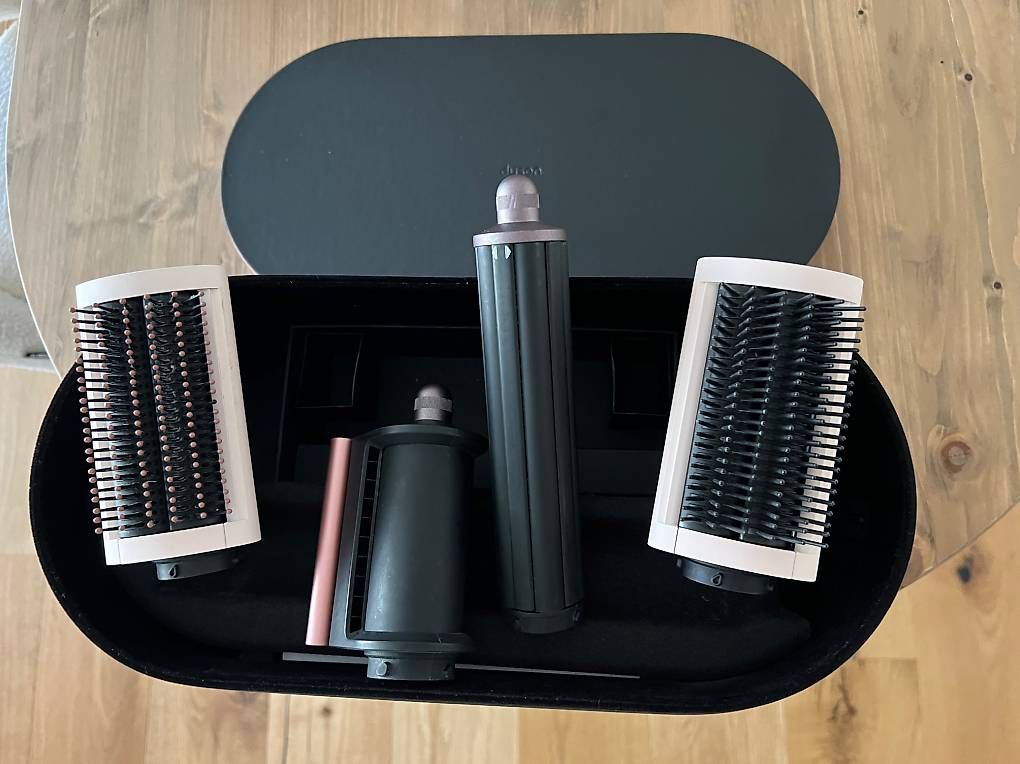 Piastre & Arricciacapelli: Dyson Airwrap Box inkl. 2 verschiedene Aufsätze – Usato da Embrach venduto da Sofiiaa