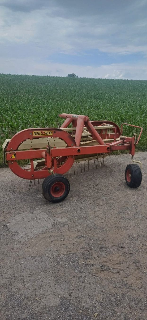 Raccolta foraggio grezzo: Kammschwader PZ hydraulisch angetrieben – Usato da Grosswangen venduto da jepe555
