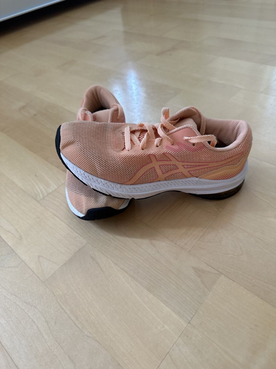 Asics Schuhe für Mädchen: Asics Laufschuhe, Grösse 37 – Gebraucht aus Schaffhausen von Choliday