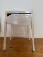 Table de nuit blanc en métal avec un tiroir