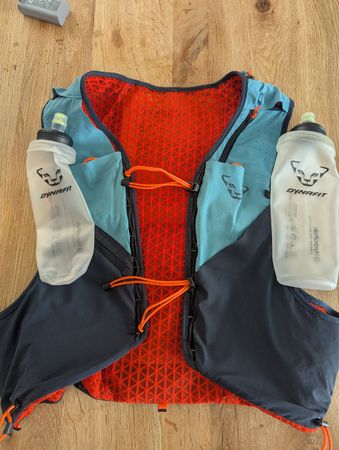 Laufweste Dynafit Alpine 8 mit zwei Trinkflaschen