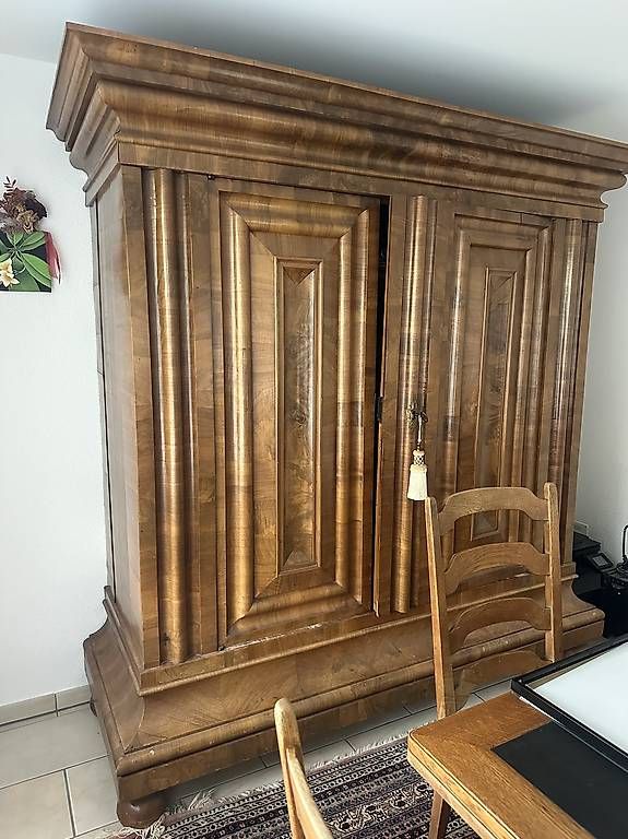 Schränke: Wellenschrank – Gebraucht aus St. Gallen von Goldacherin